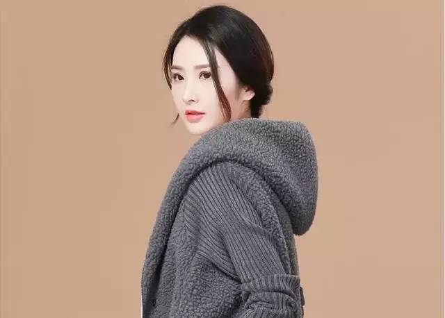 搭配哈伦裤的羽绒服推荐,白色灯芯绒哈伦裤搭羽绒服