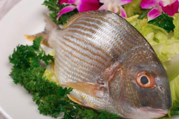 去鱼鳞还用菜刀？笨死！3秒去鱼鳞，简单特方便，生活必备