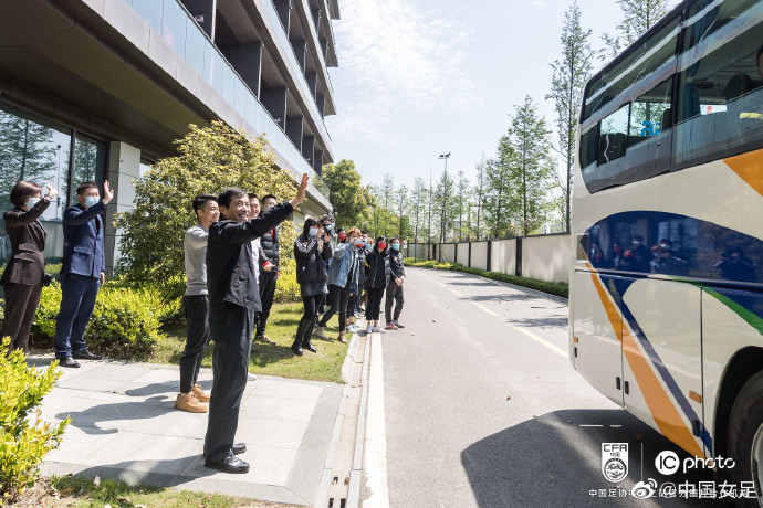 铿锵玫瑰启程赴韩国，陈戌源送行，足协官方送祝福：期待凯旋