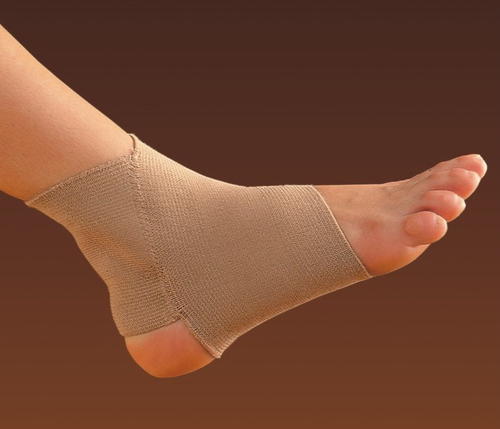 脚崴了踝骨骨折一直疼怎么办,踝关节崴了骨折有什么症状