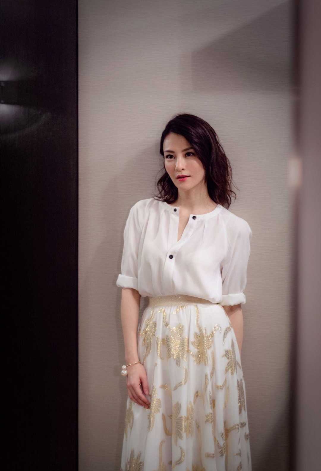 把白衬衫穿得好看的女人,好看的女性白衬衫