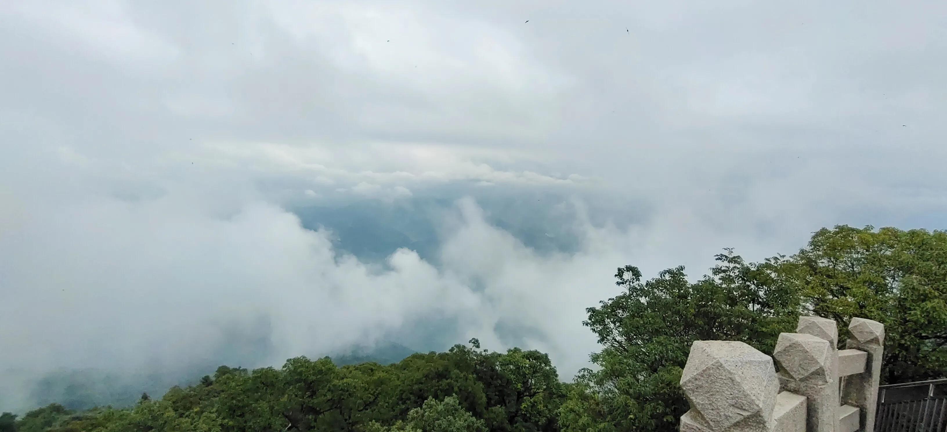 登上绝壁悬崖感受一览众山小,登上泰山之巅的感觉