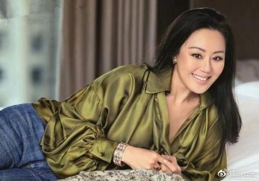 她甩掉钟镇涛，一次交往5个外籍男友，背着上亿钞票行走江湖