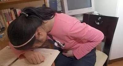 晚上睡觉经常磨牙，是不是睡觉姿势不正确？告诉你解决办法