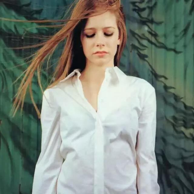 18岁红透全球却因患病失联，被揣测去世后涅槃重生，她叫艾薇儿