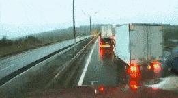 雨天开车如何防止路滑,雨天开车非常危险保命技巧要知道