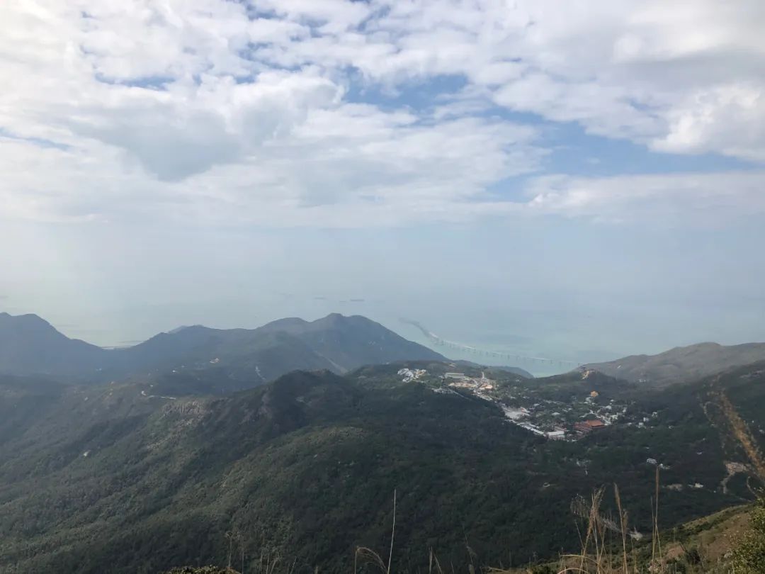 屹立凤凰顶,全览明珠貌