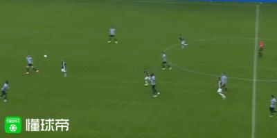 武磊绝平巴萨球迷怒吼,武磊攻破巴萨球门全场高喊武磊