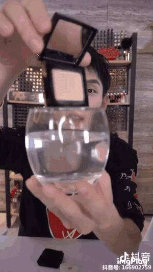 李佳琦狂卖4万件粉膏，激动到连喊6个OMG：真的特别好用