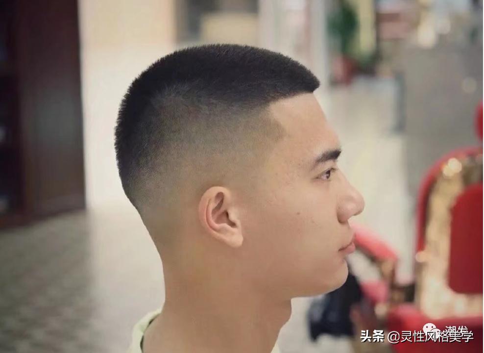 两边铲光的扎发狼尾发型男,2021年最流行男发武士头