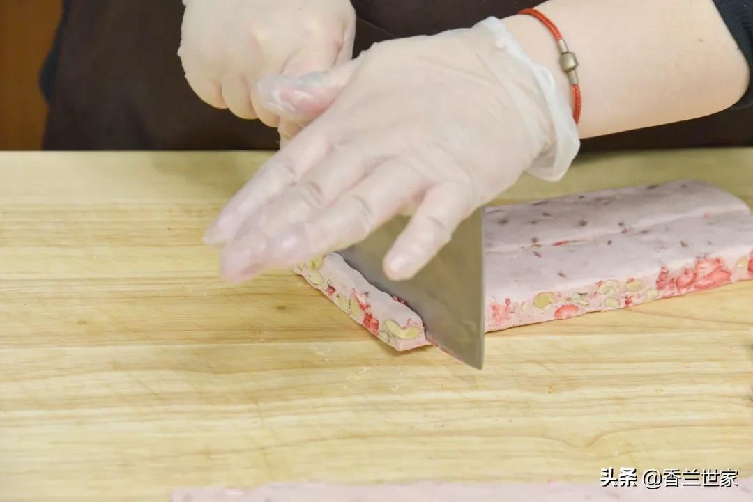 「香兰教程」熬糖版牛轧糖，这样做的牛轧糖好像草莓味的云朵