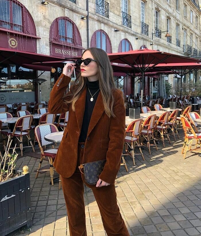 今年秋冬流行的西装外套款式,时尚今年的西装外套越短越时髦