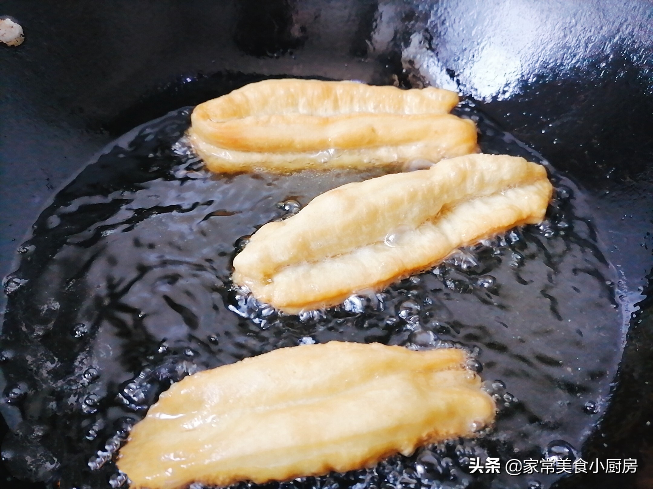 不用酵母也能炸出松软酥脆的油条,油条炸出来特别泡秘诀在哪里