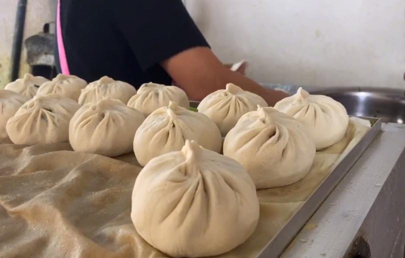 河北保定火了20年的包子店，从3毛涨到了1元，老板还说不赚钱