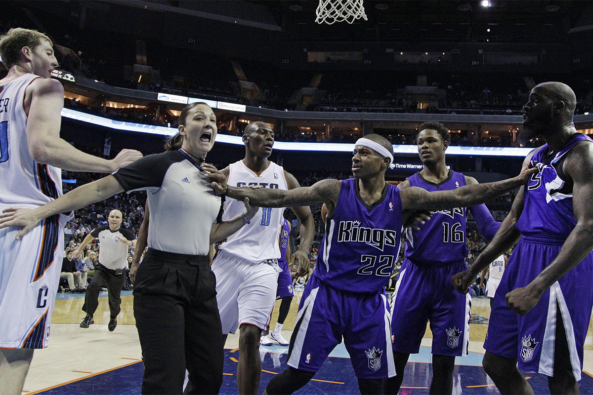 NBA美女裁判场上遇“尴尬”，黑人球员摸错部位，詹姆斯点名称赞