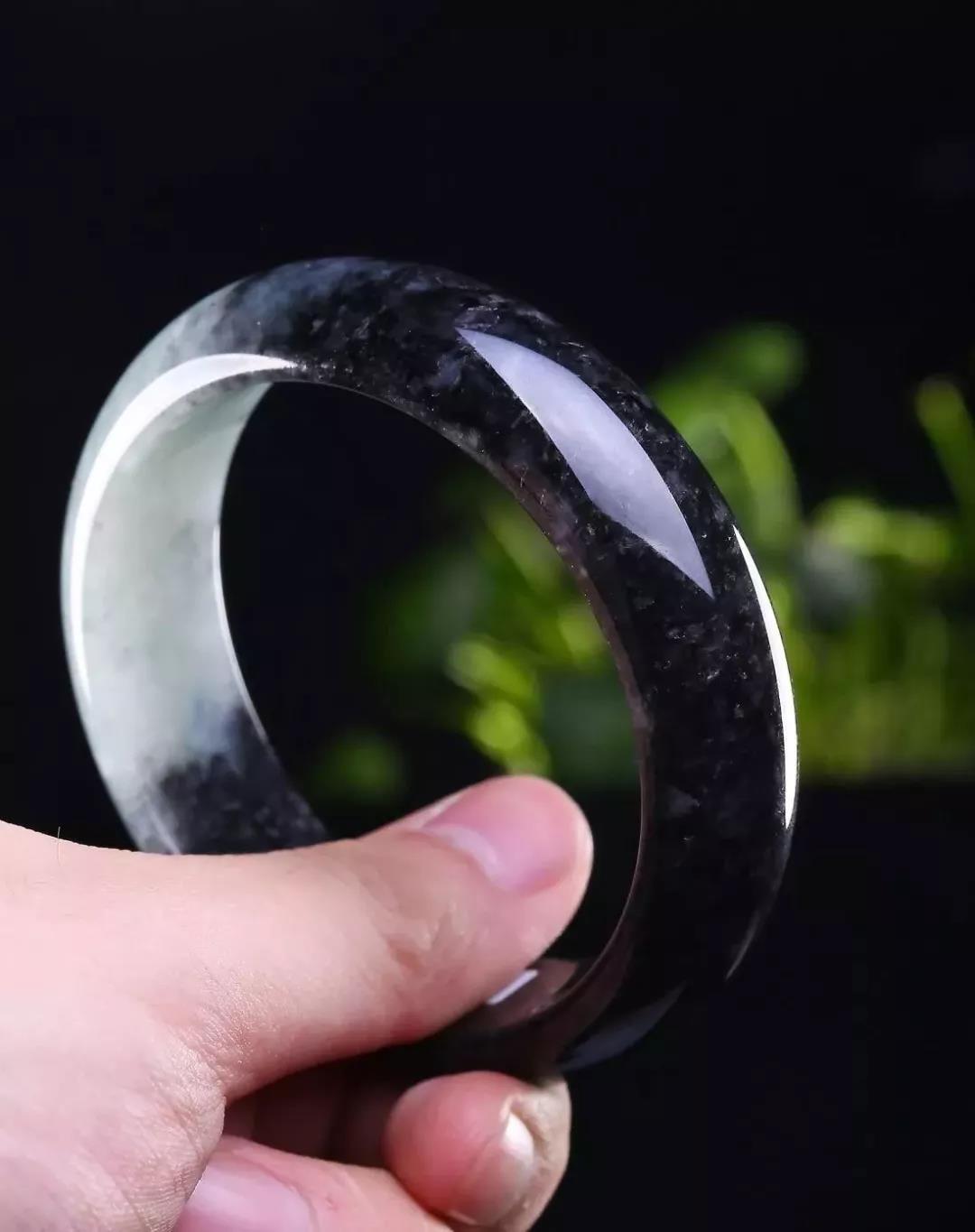 翡翠黑绿是什么原因,翡翠自然光下肉质发黑带底色