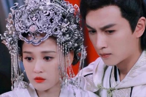 杨幂造型独特出席盛典,杨幂惊艳亮相完整版