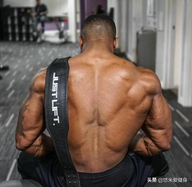 居家哑铃背部训练动作大全,哑铃练背部肌肉最快最有效的方法