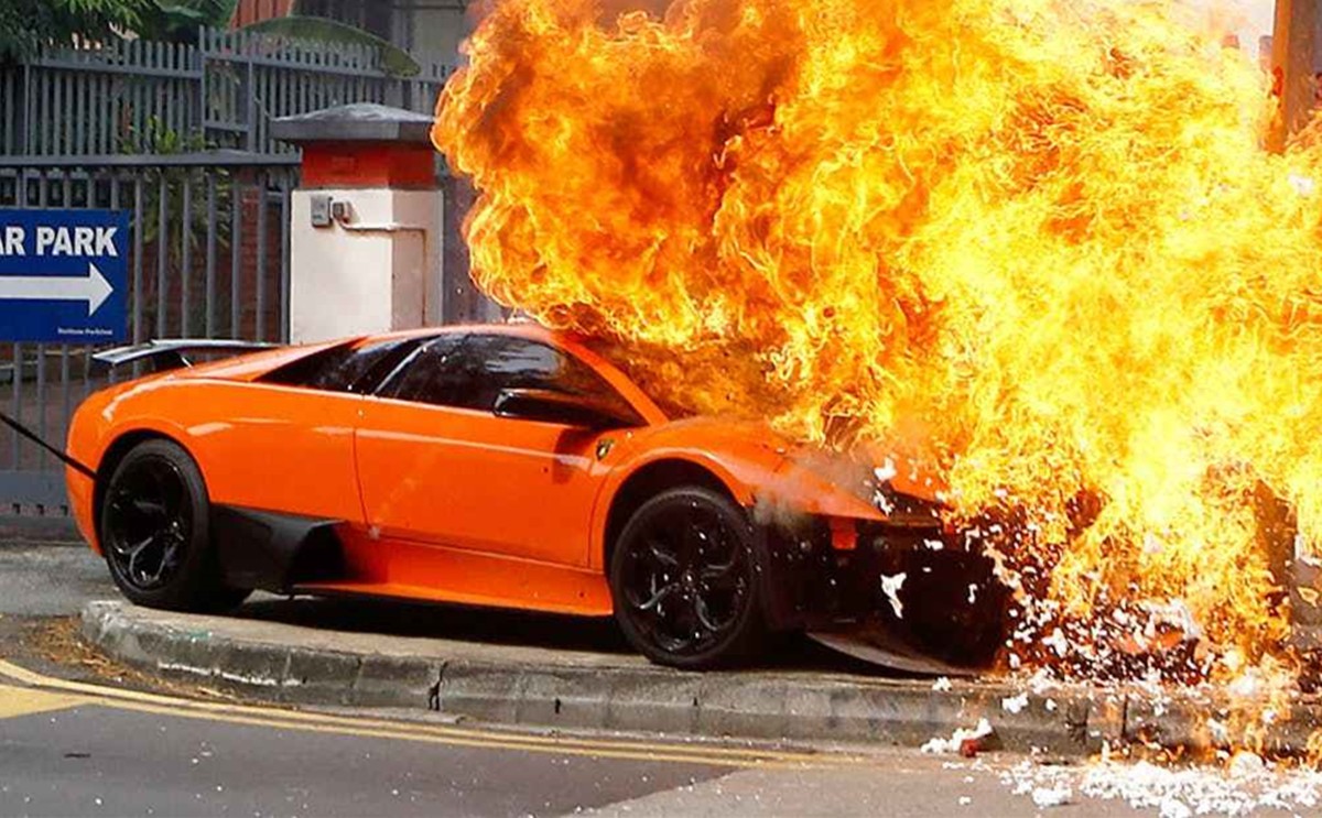 汽车行驶过程中起火怎么处理,汽车路上着火了要怎么处理