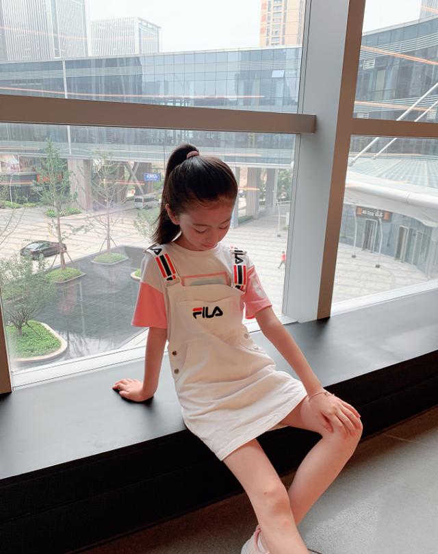 不敢认这是“最美童星”！才11岁就穿高跟鞋，这款式同龄人难驾驭