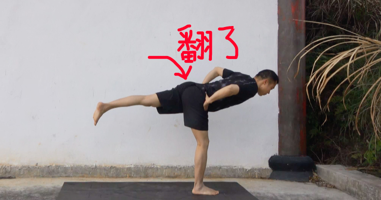 瑜伽半蝗虫式腿抬不起来怎样练,瑜伽体式站立单腿向上起不来