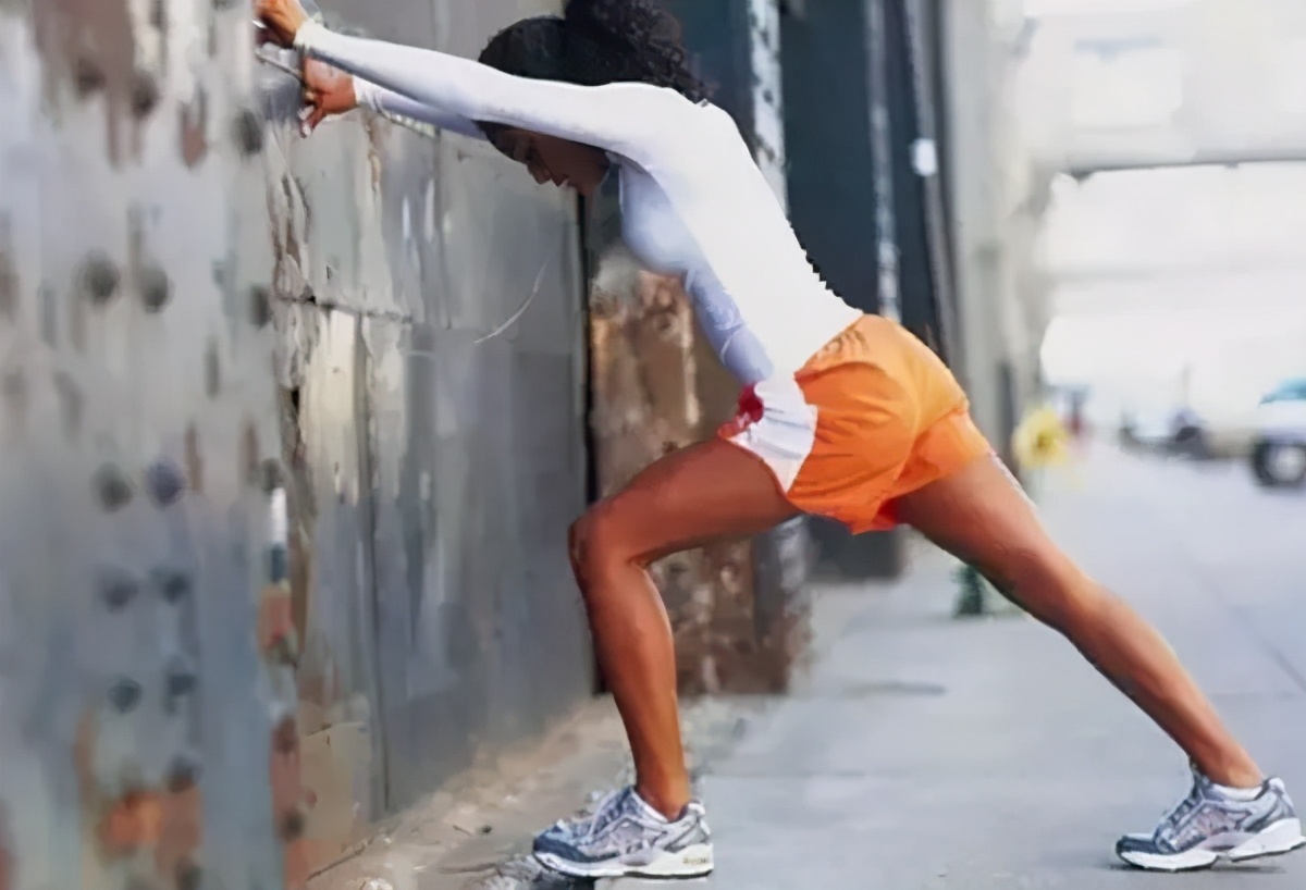 造成膝盖后侧疼痛的2个重要原因，和6组简单的康复训练