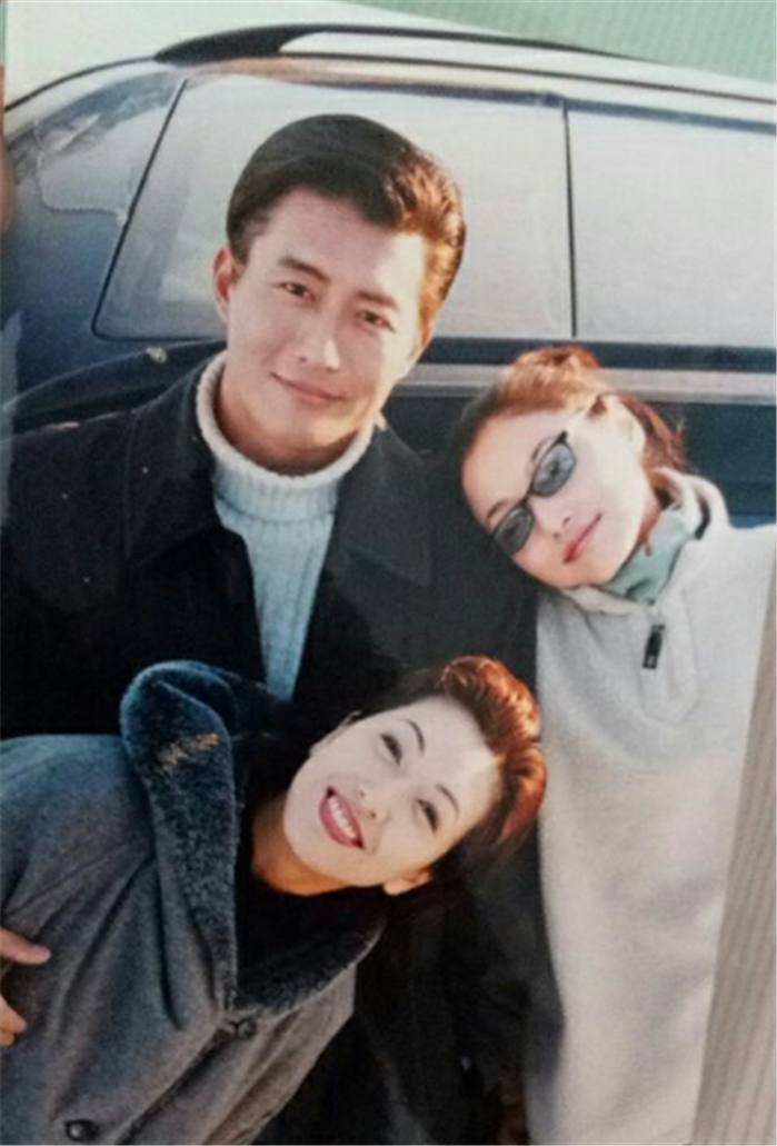 江珊爆料靳东,靳东李佳江珊合影照片