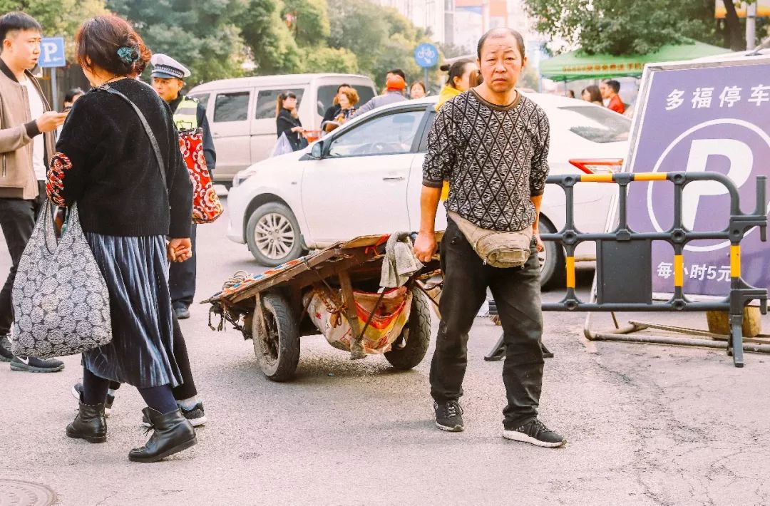 穿梭60年,武汉公交无轨电车1路