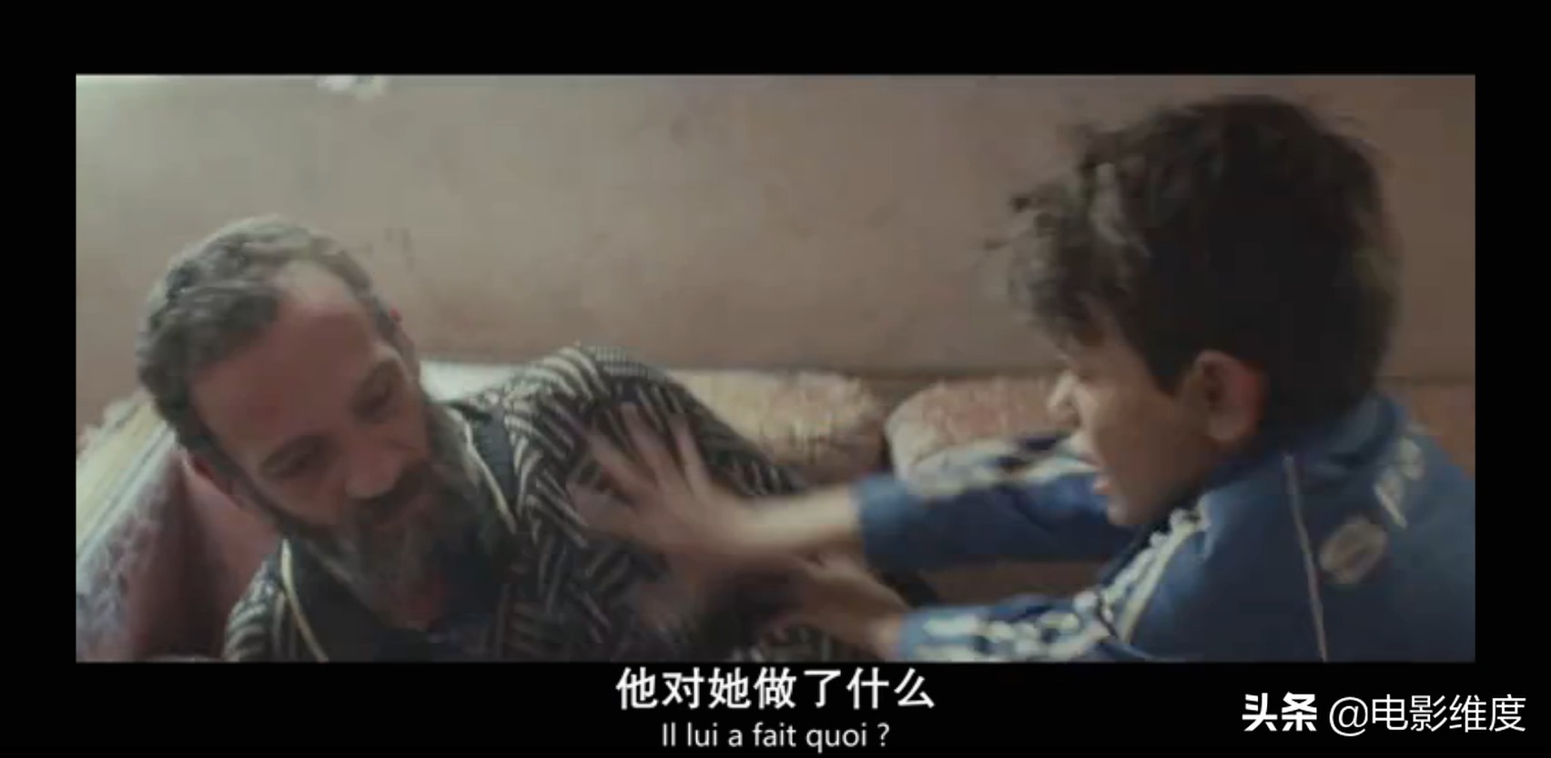 12岁男孩扎因在贫民窟挣扎求生，最后起诉父母生而不养！