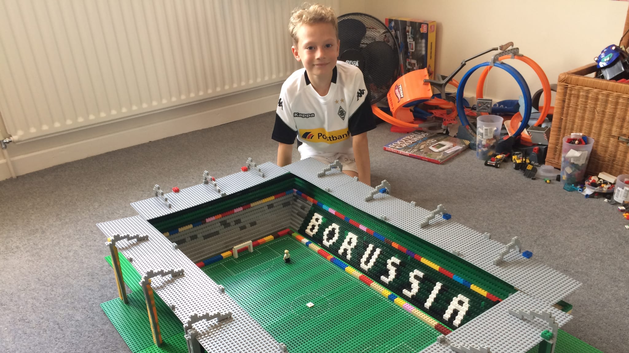 幼儿园乐高搭建足球,皇家马德里足球场乐高