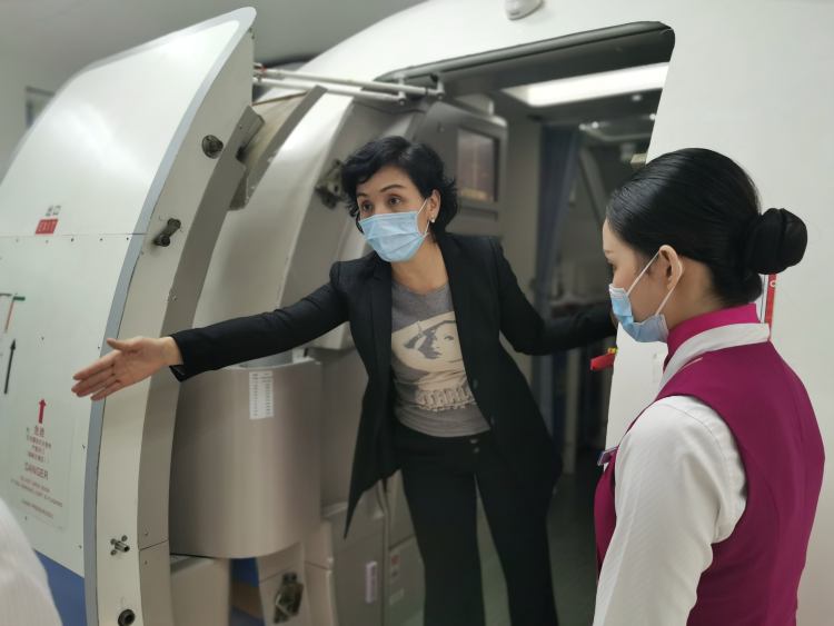 空乘真实生活状态,空乘一个人的真实生活