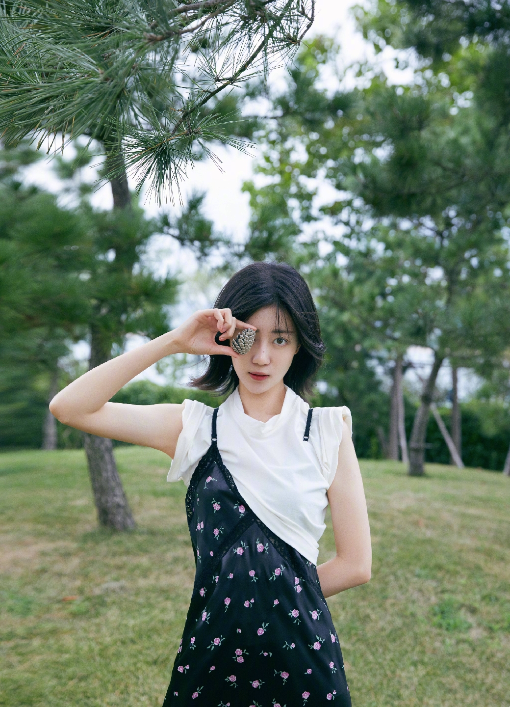 适合圆脸女生中分发型,圆脸女生适合的偏中分帅气发型