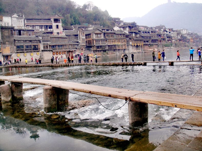 凤凰古城风景优美漂亮,凤凰古城被谁称作是最美的小城