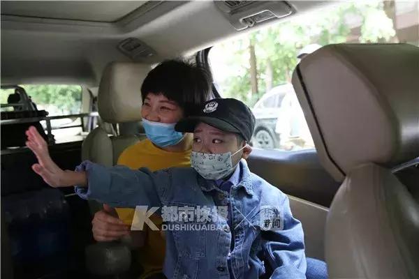 “我想当警察”,他眼睛亮亮的,我们却看哭了......