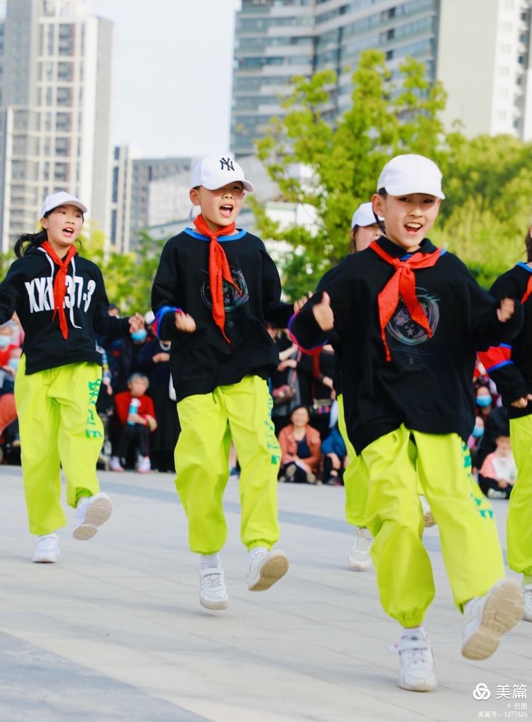 洛阳牡丹广场：*疆新**舞大联欢