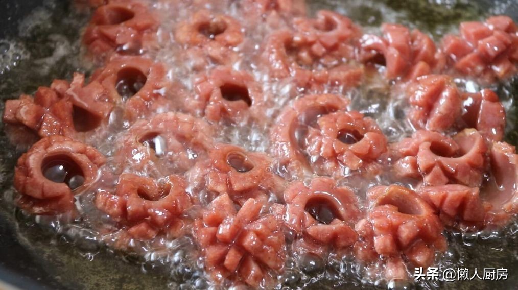 烤肠的最正宗制作过程视频,自制黑椒烤肠的做法