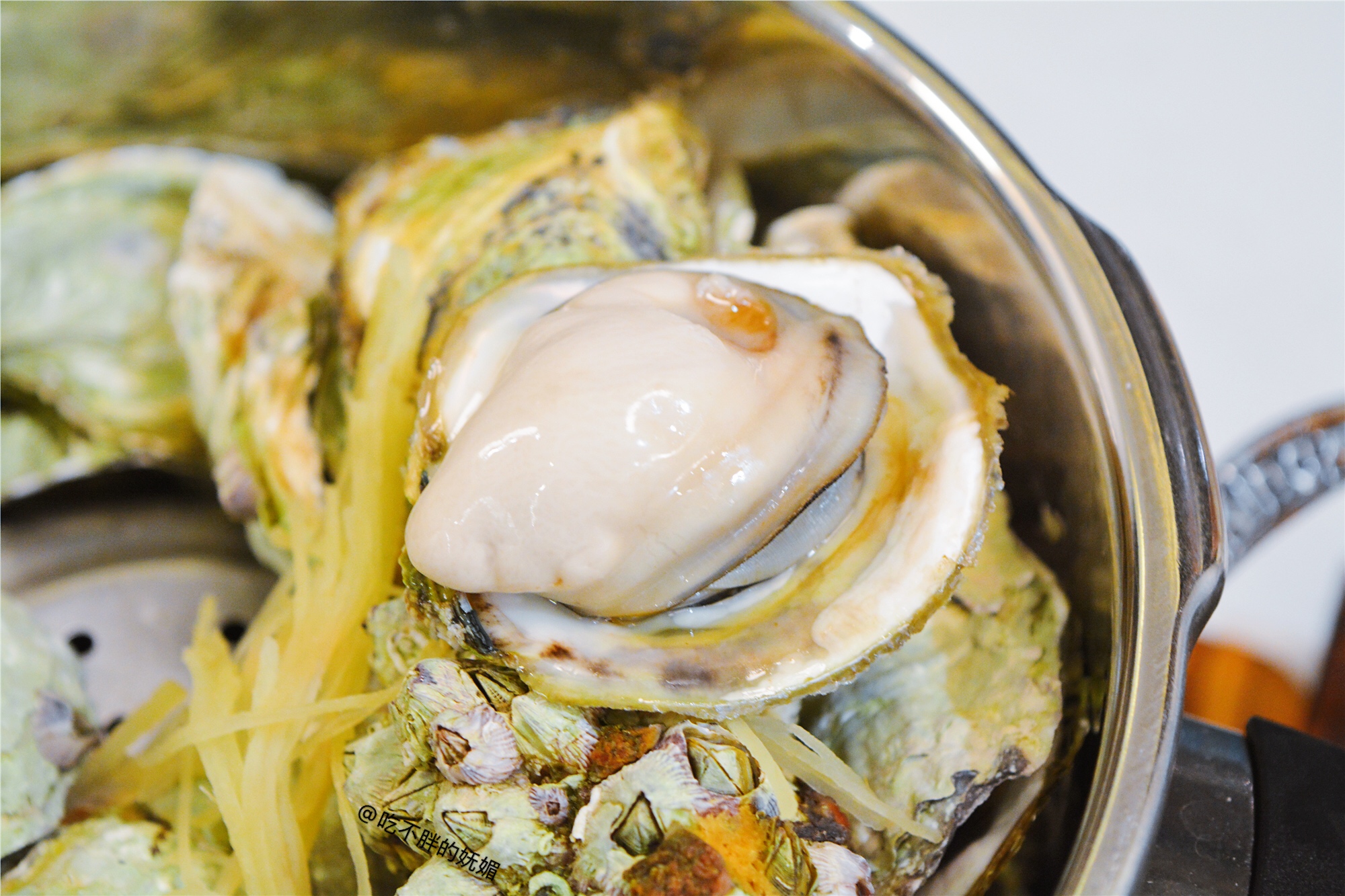 厨师拖着砂煲小跑上菜，这份200℃的广式沸腾，你不尝尝？