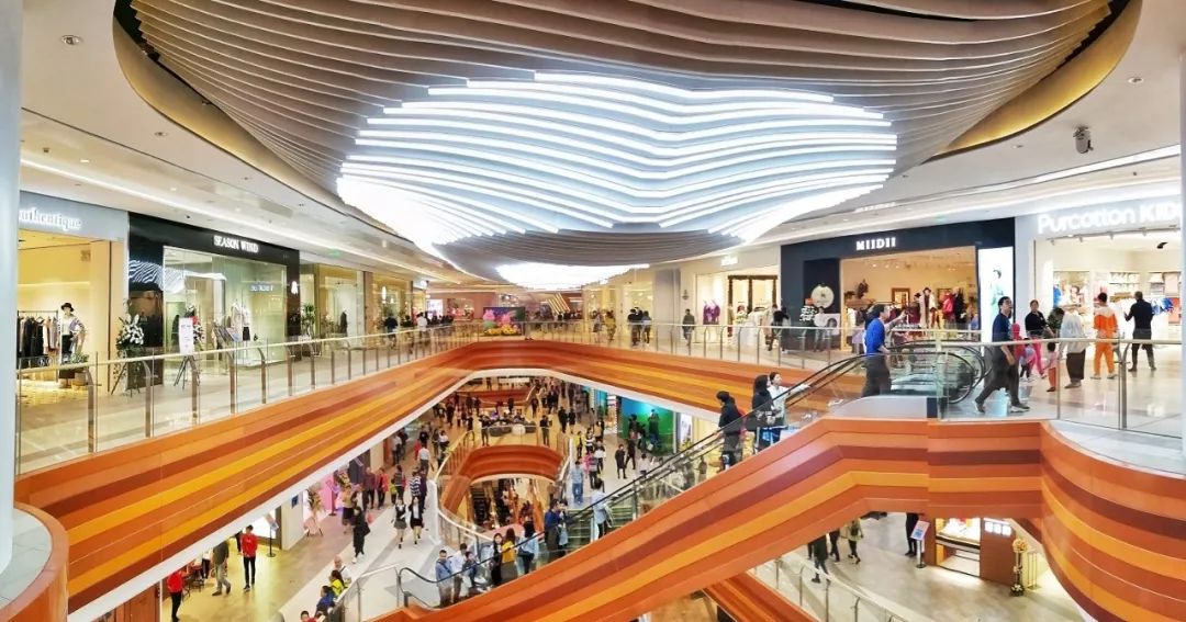 国庆单日客流量超38万，广州百信广场“热血”15年迎来消费新时代