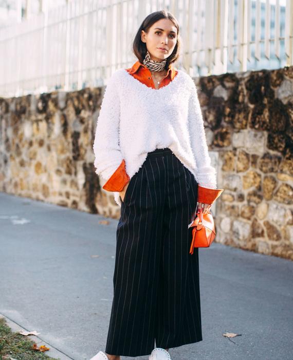 秋冬v领毛衣怎么搭配好看,什么颜色的v领毛衣比较百搭