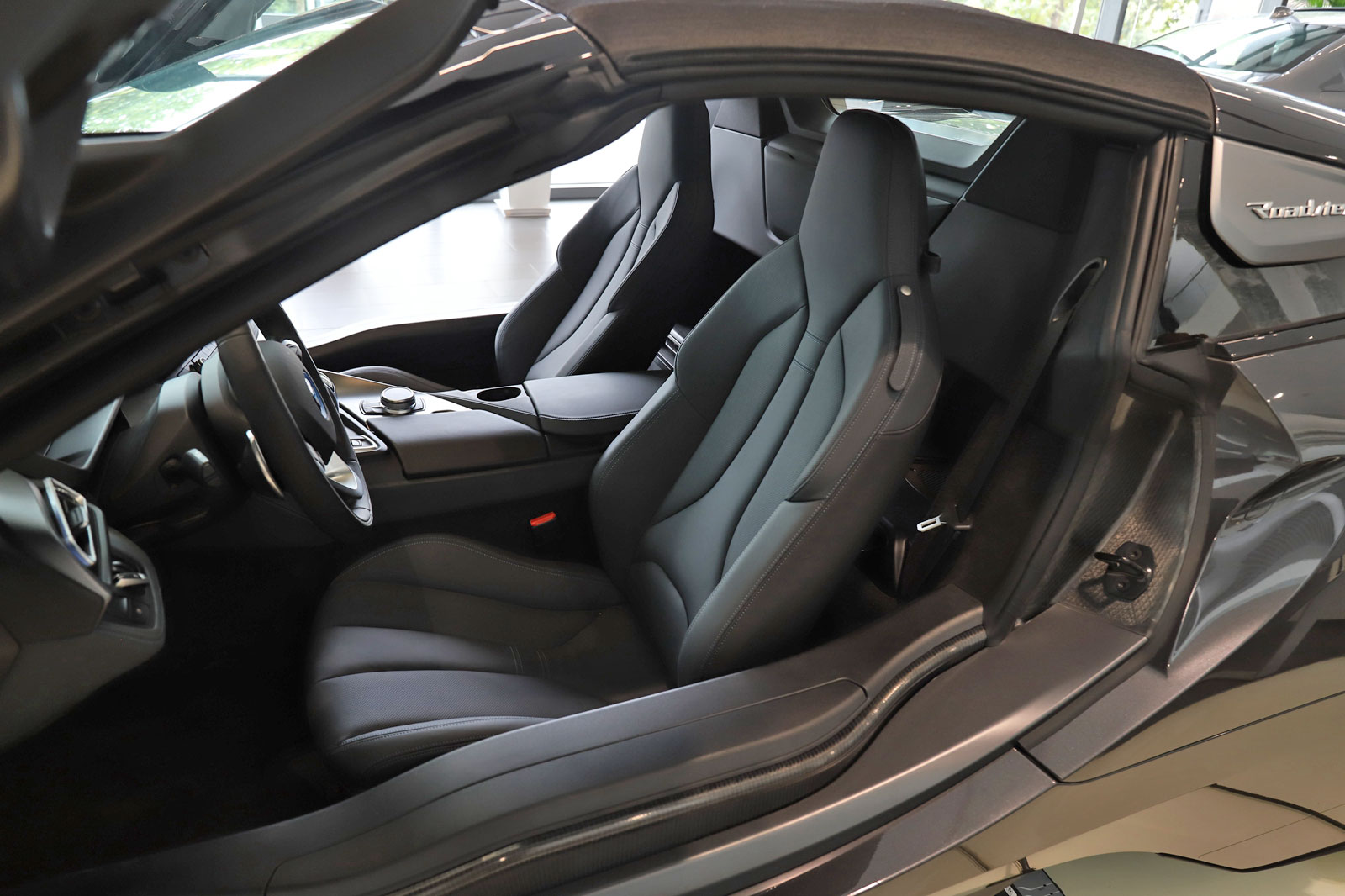 最新款4座宝马敞篷跑车,配有1.5自吸发动机的车