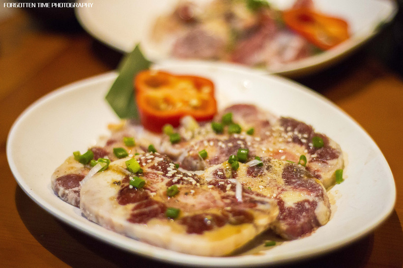 等待烤盘上的肉，就像是异地恋的情侣，看得见却吃不到