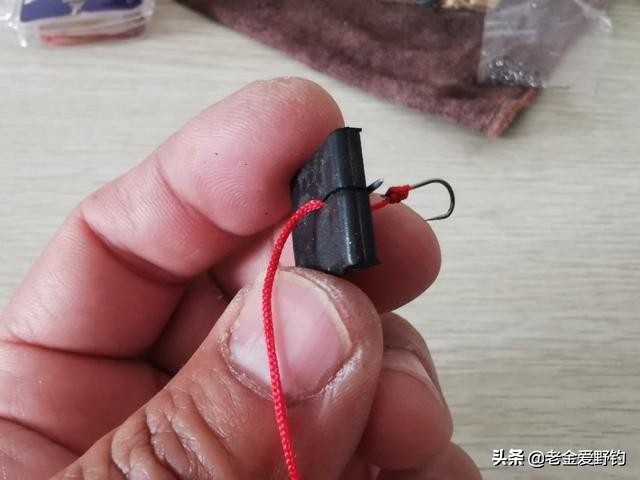 自制绑钩器的绑钩演示,绕线圈自制绑钩器可以绑袖钩