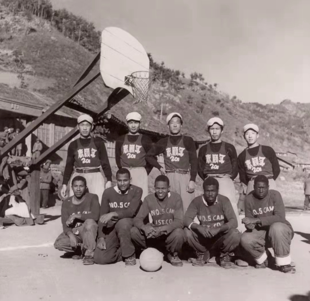 志愿军管理的战俘营，为土耳其战俘购买活鱼，美军战俘每人一只鸡