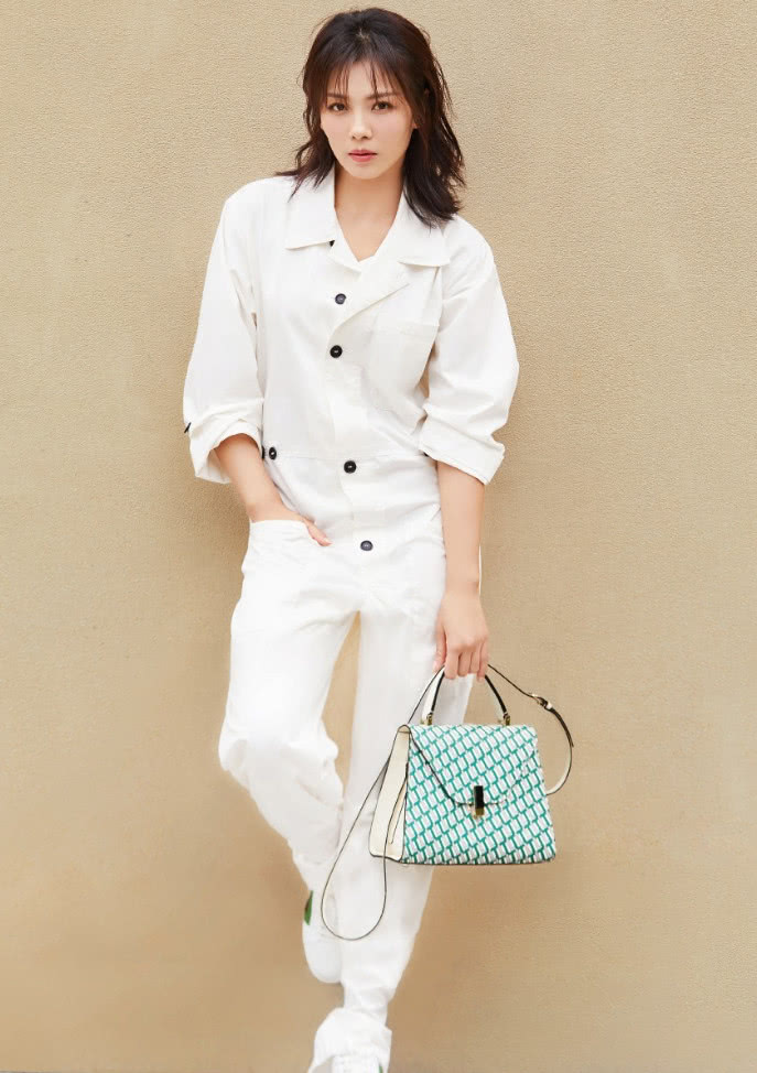 刘涛一身简约装扮气质出众，脚踩“铜板鞋”酷到炸，潮得不敢认！