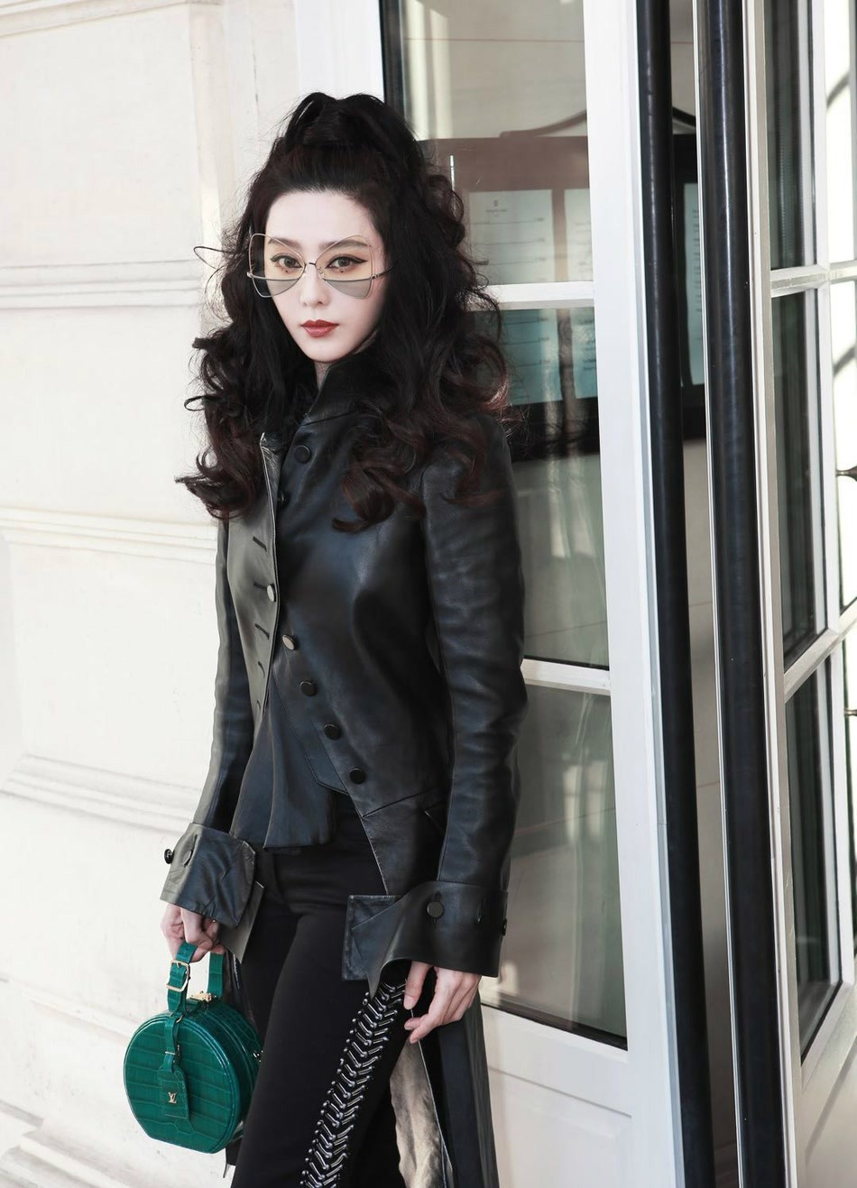 范冰冰最新机场穿皮衣,范冰冰早前看秀造型全集