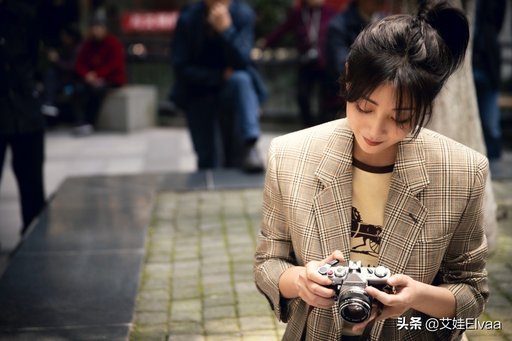 42岁殷桃发布会真拼，穿长裙为新剧跳舞，靠边站舞姿僵硬抢尽风头