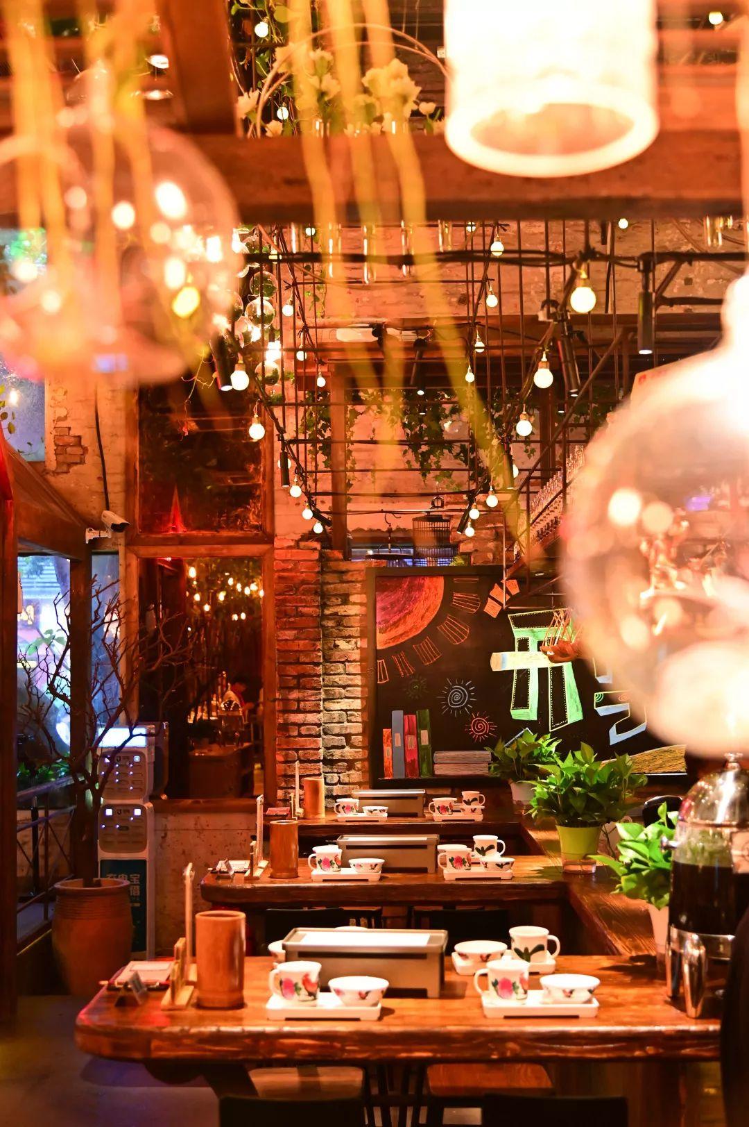 人气爆红的烧烤场，藏在了650㎡的校园课室里