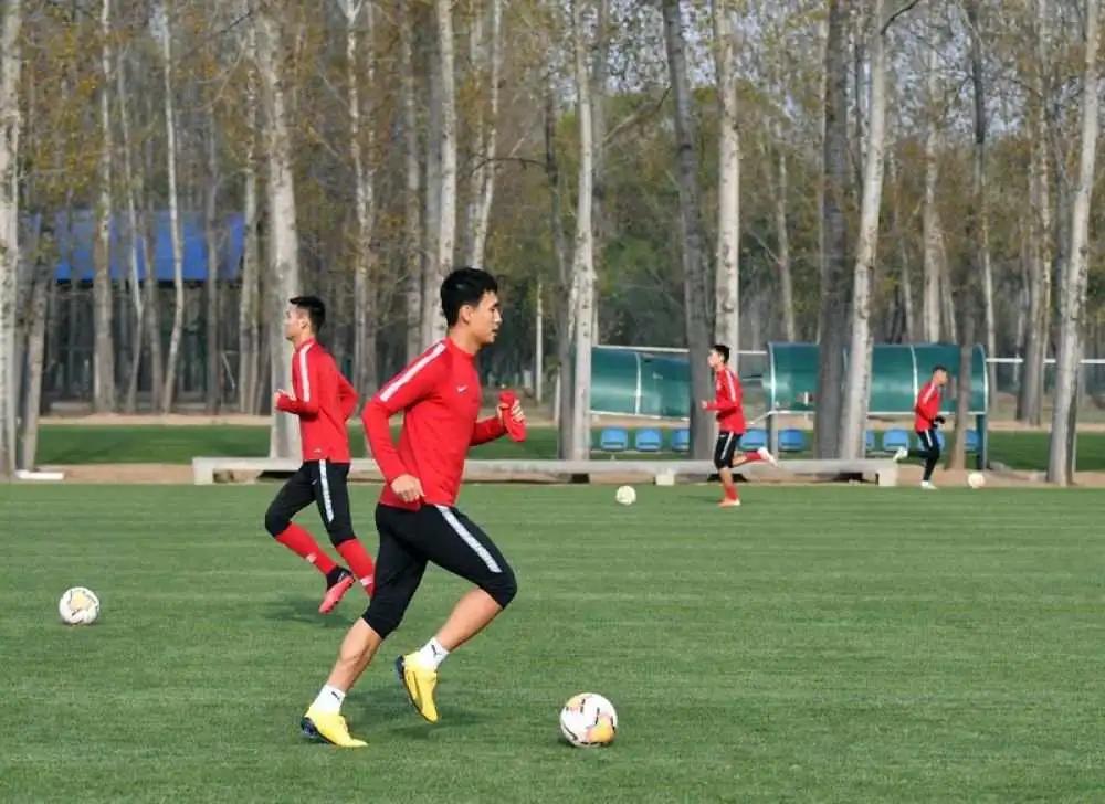 中超或将再次降薪球员表态,中超拒绝降薪的俱乐部