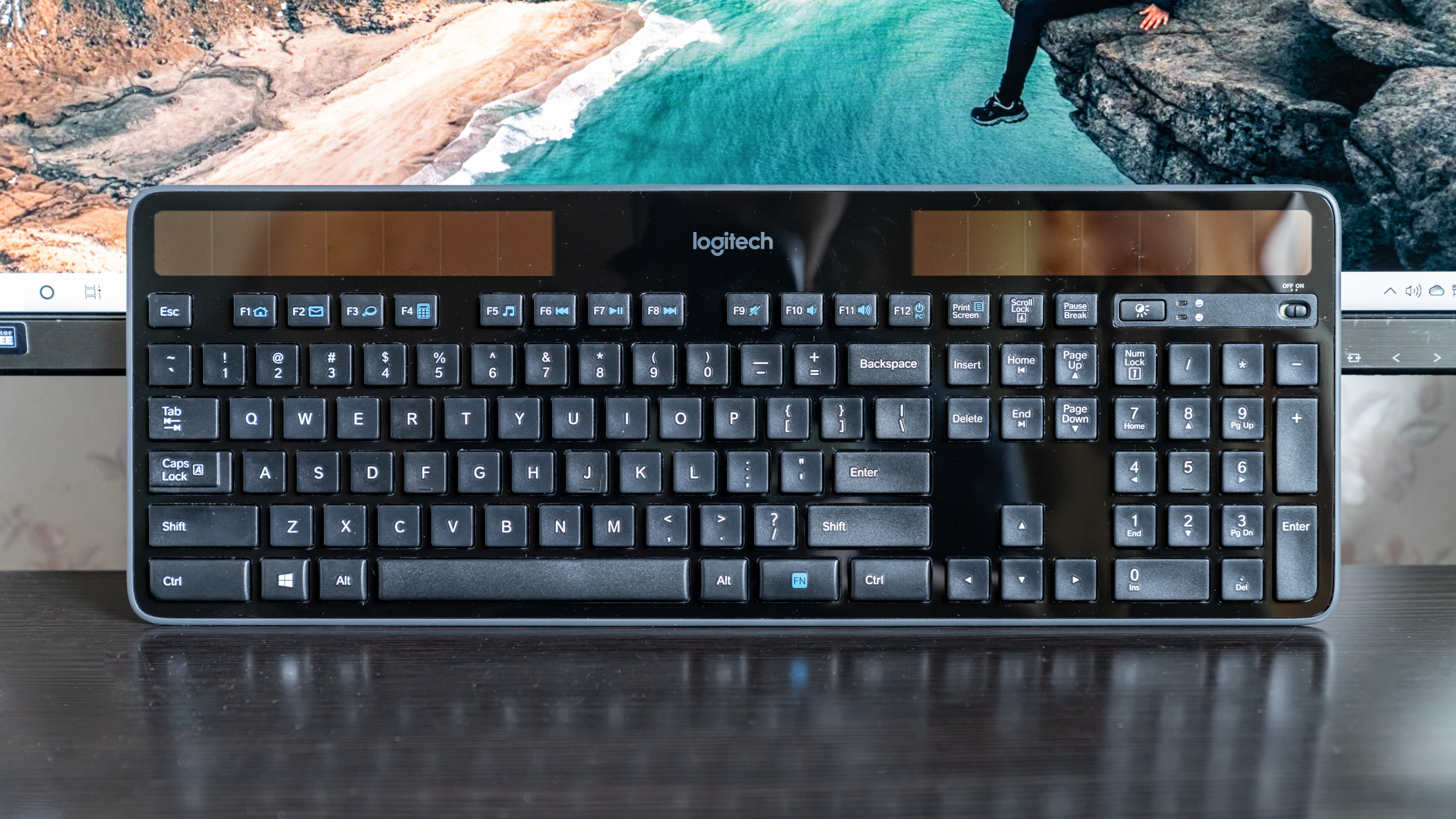 罗技键盘780和罗技k750,罗技k750无线键盘有电池的吗