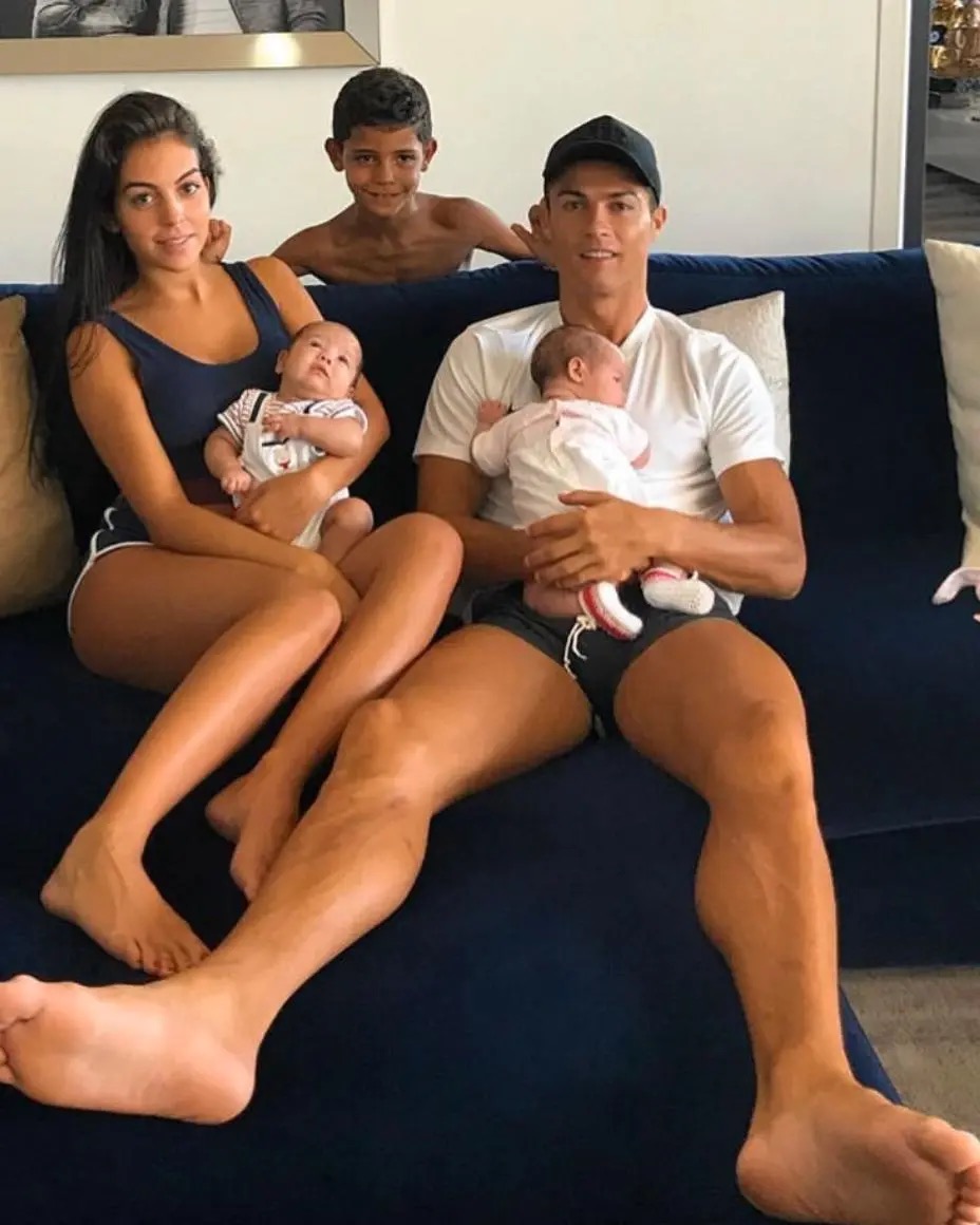 甜蜜不已！C罗深夜与女友街上拥吻庆祝，上一次也是街上拥吻